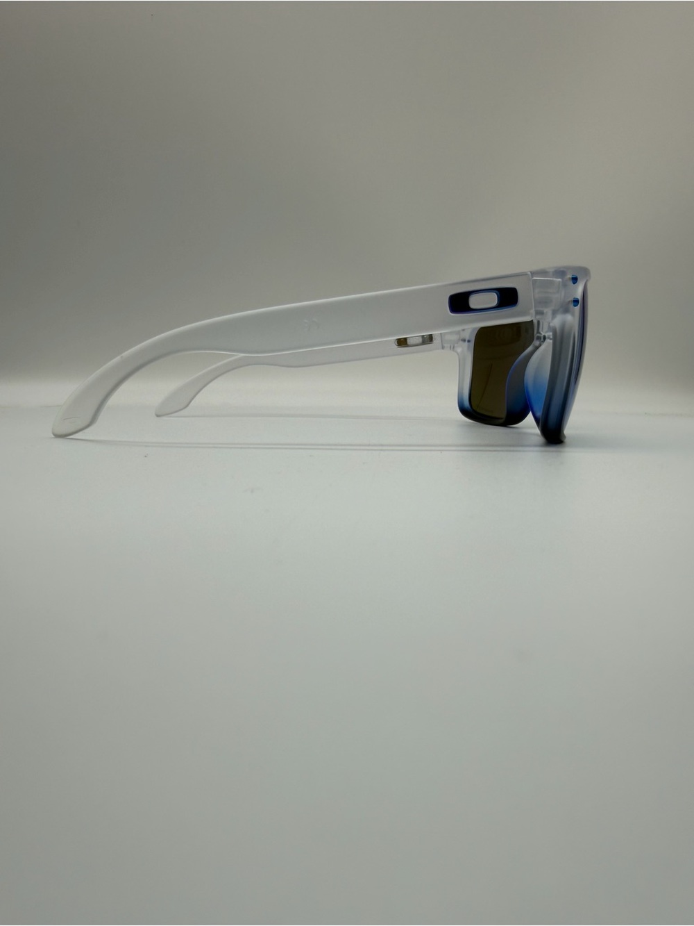Oakley Holbrook Sapphire Mist Prizm Sapphire Vault & Bag - Picture 3 of 10